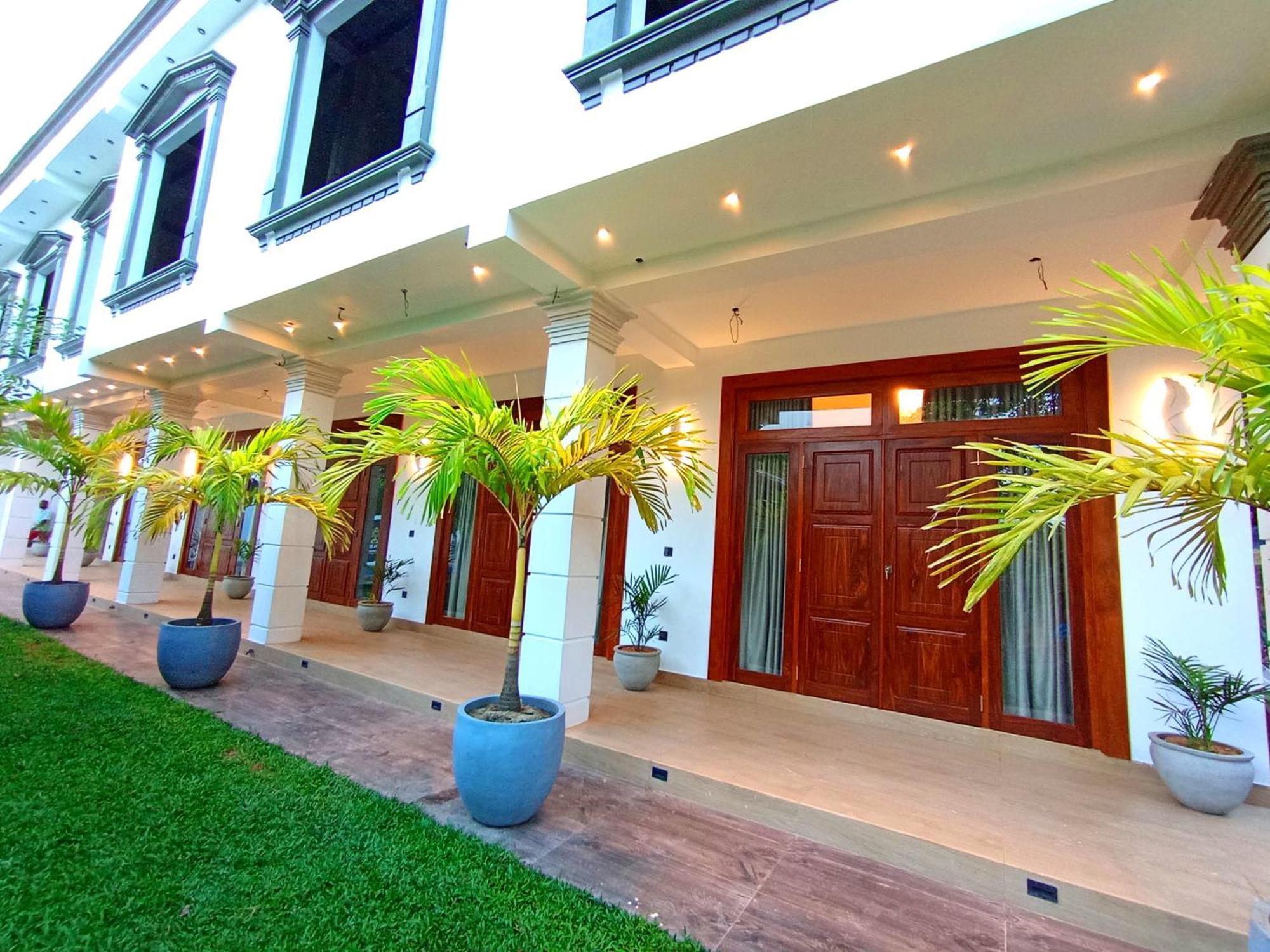 Crown Breeze Hotel Ahangama Exterior photo