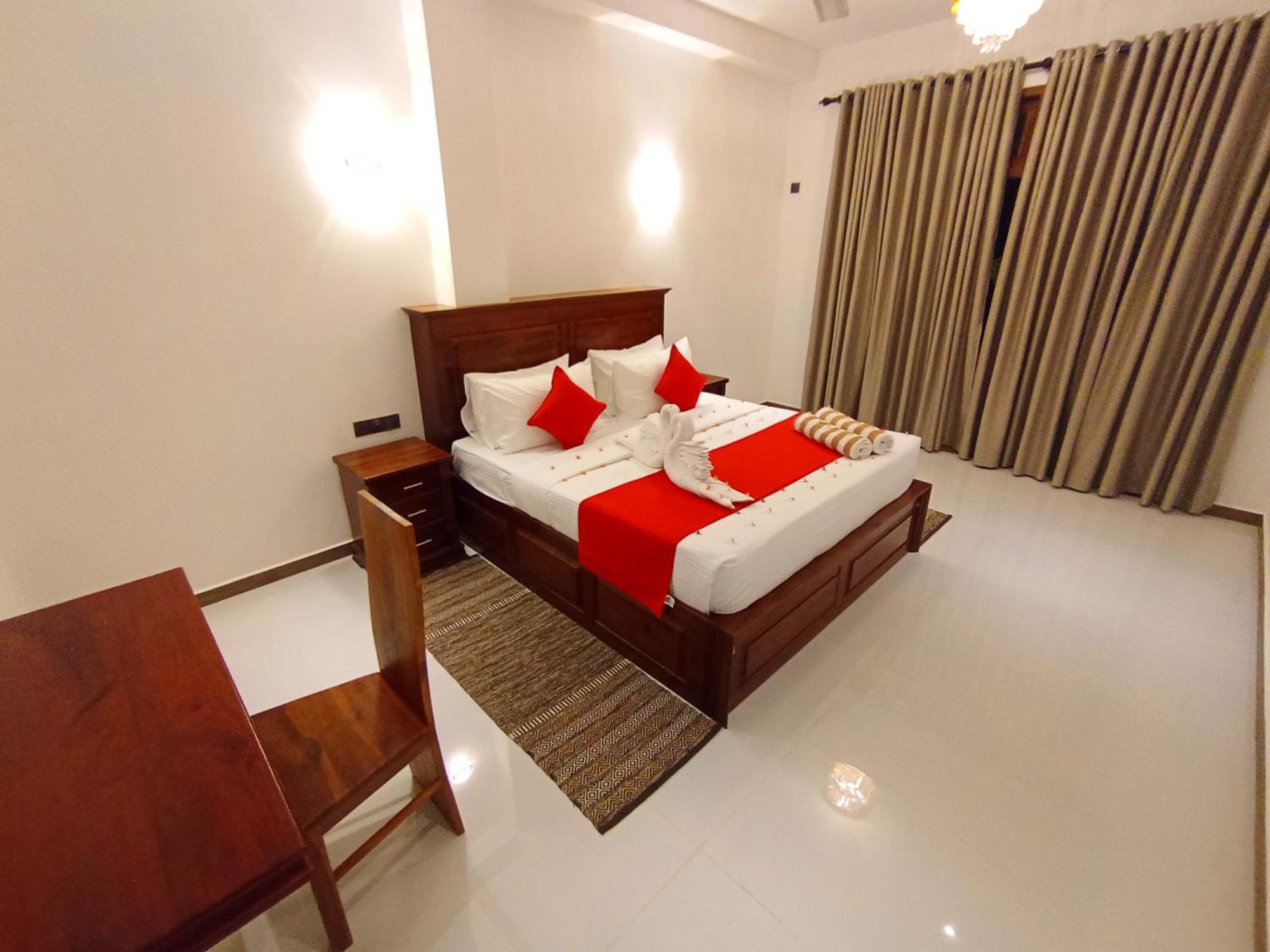 Crown Breeze Hotel Ahangama Exterior photo